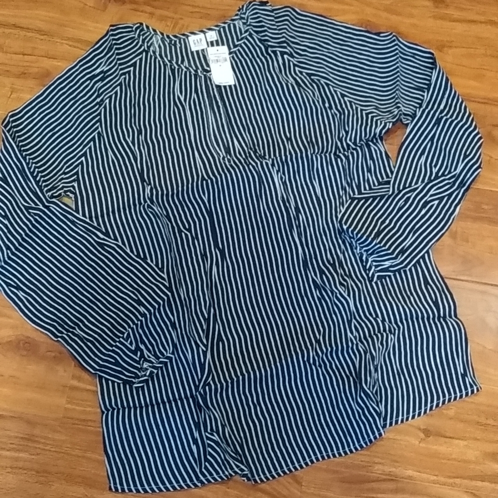 🤰NWT Maternity by GAP Stripe Keyhole Top